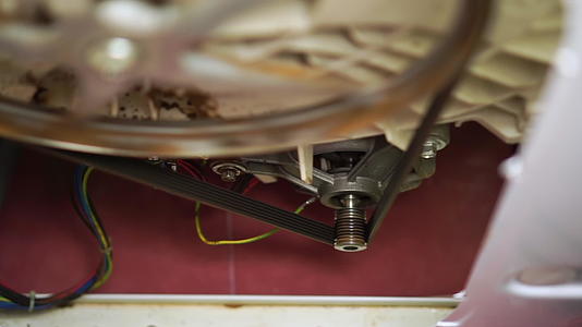 洗衣机滚筒生锈轴承故障维护需要内部检查皮带旋转电机视频的预览图