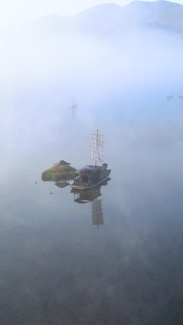 神农架5A景区大九湖清晨雾中国风帆船航拍环绕视频的预览图