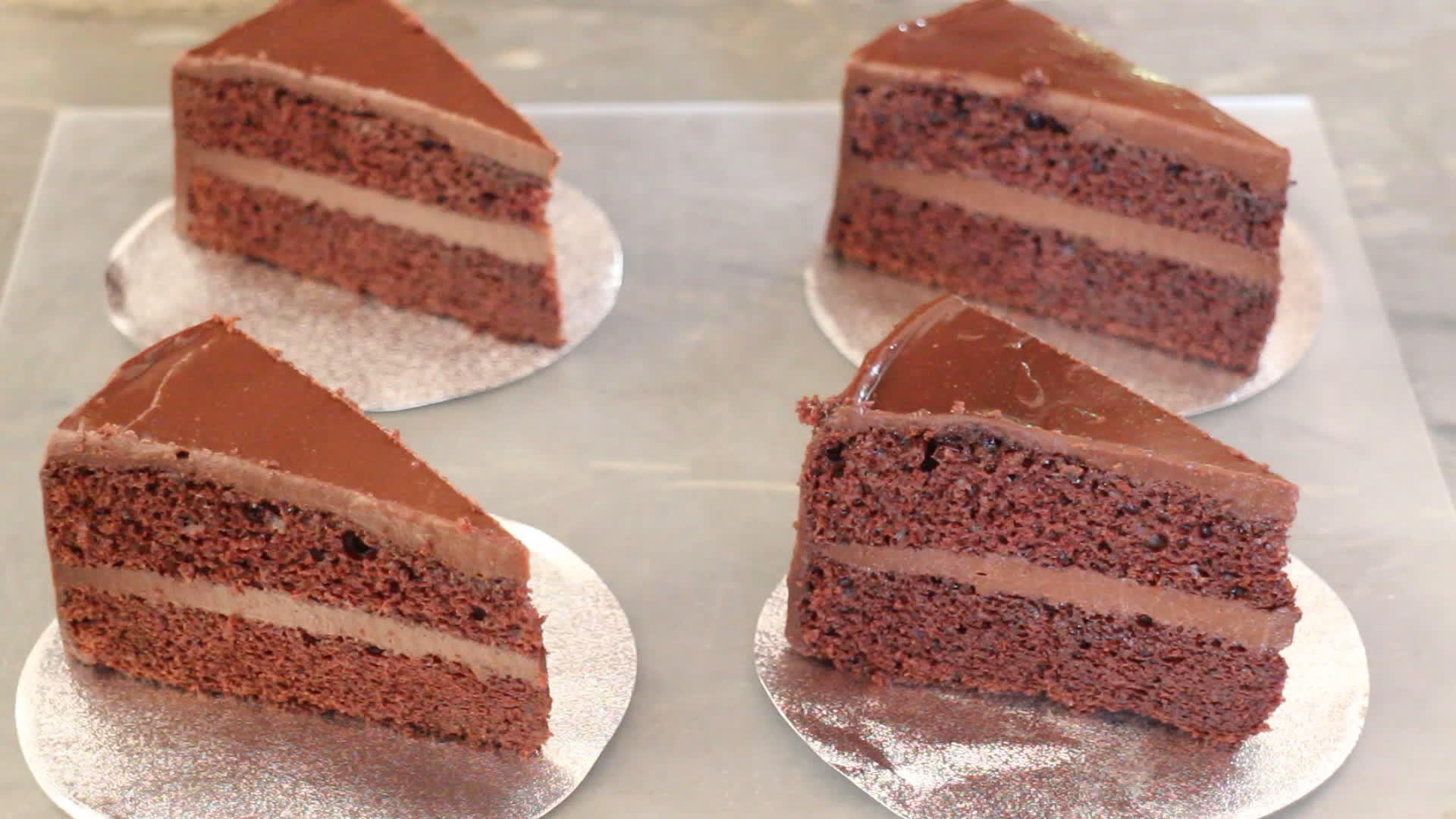 从塑料薄膜封面到自制巧克力蛋糕视频的预览图
