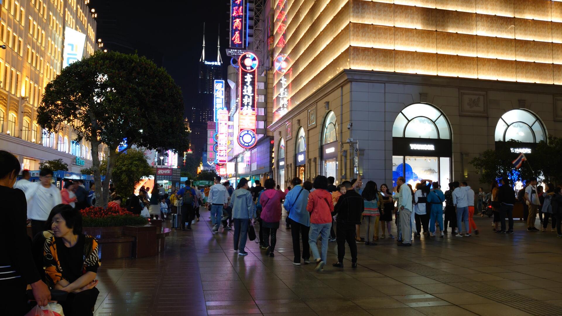 上海南京路步行街夜景延时视频的预览图