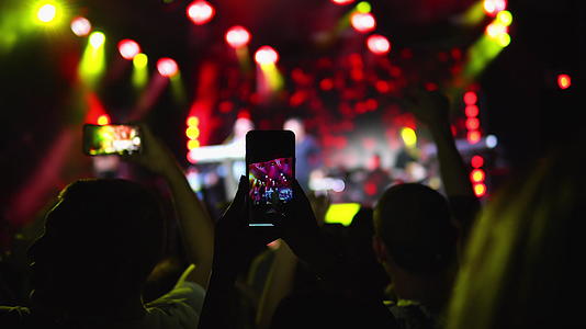 观众使用智能手机享受音乐会和使用智能手机视频的预览图