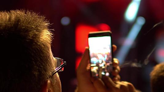 在流行音乐会、节日、公共音乐会、无罚票活动中使用相机电话视频的预览图
