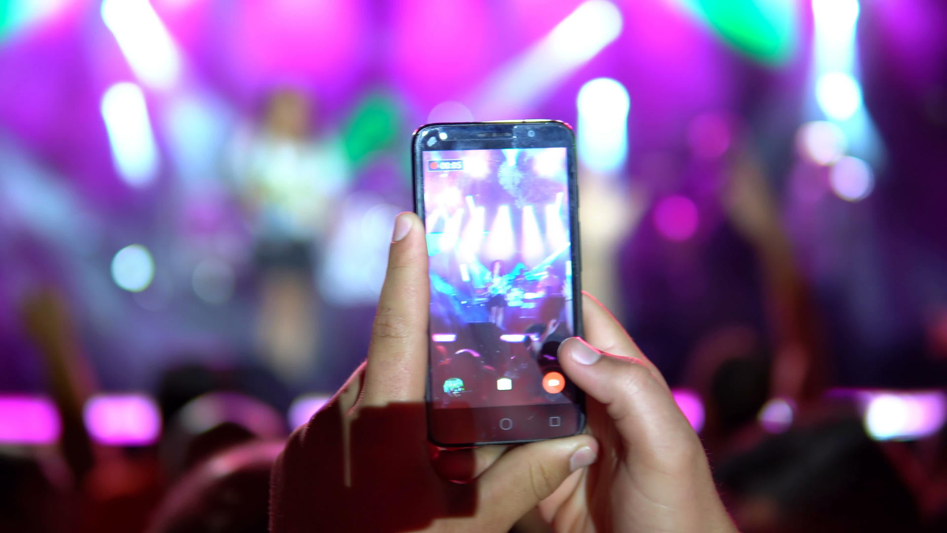 音乐会期间用智能手机录制视频的特写公开音乐会没有售票视频的预览图