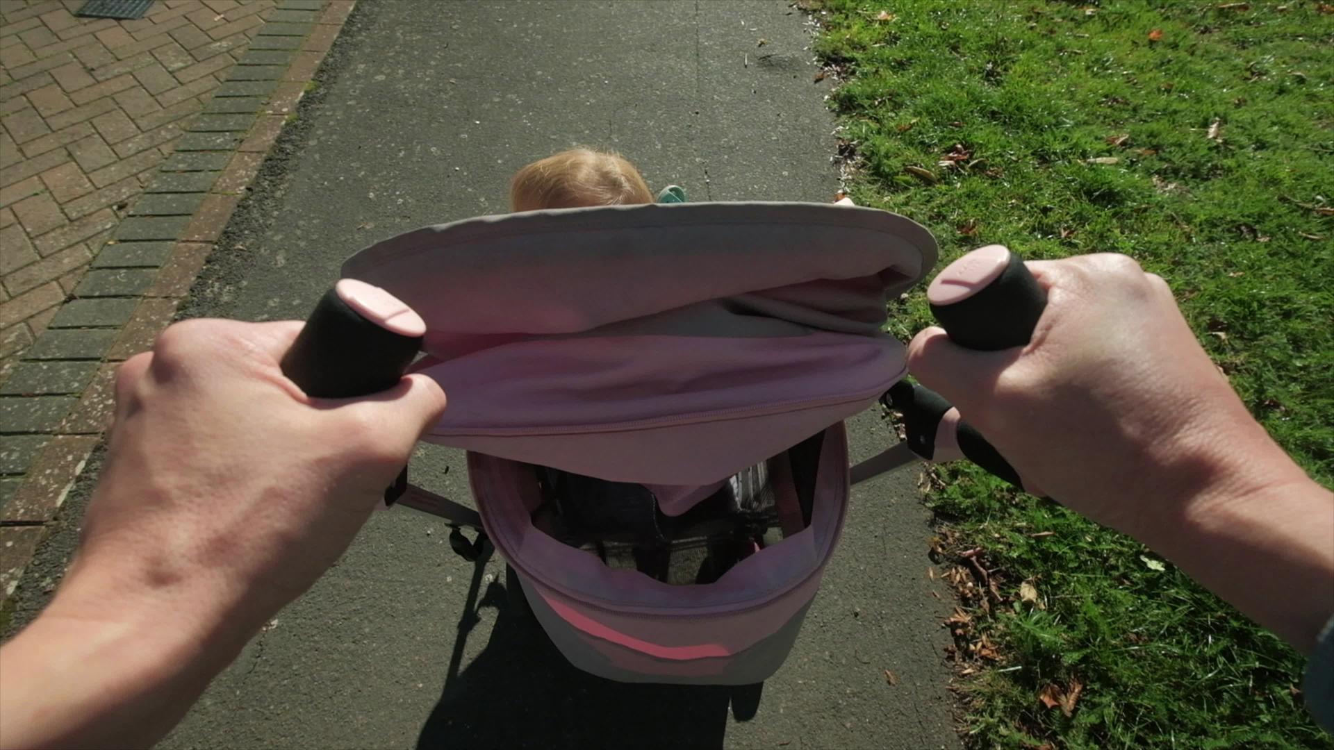 一位父亲把女儿推进婴儿车的个人观点视频的预览图