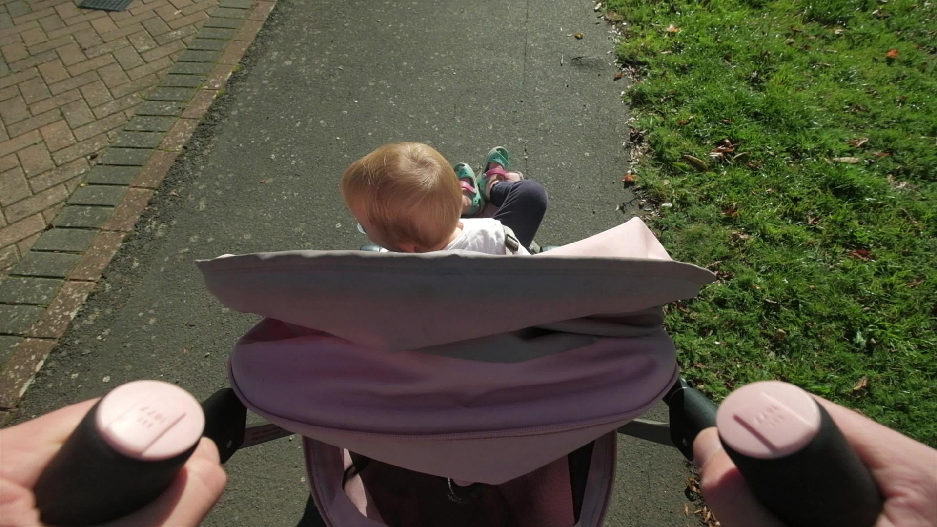 一位父亲把女儿推进婴儿车的个人观点视频的预览图