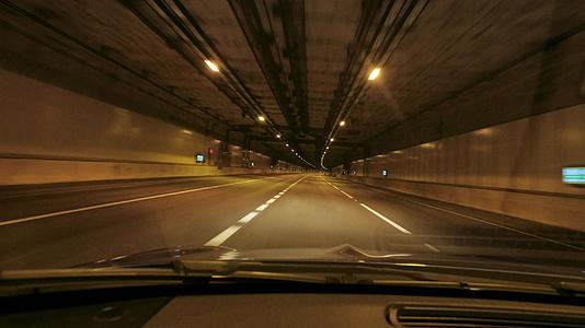 夜间通过隧道的隧道的内部视角视频的预览图