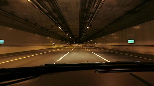 夜间通过隧道的隧道的内部视角视频的预览图