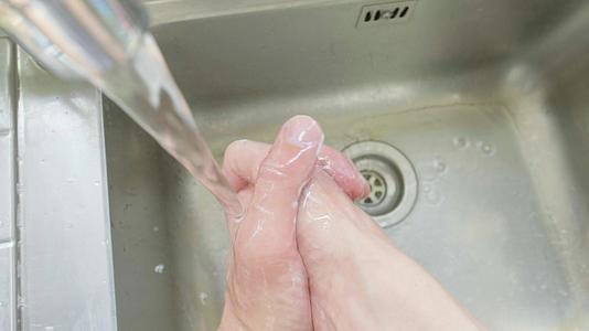 男人洗手视频的预览图