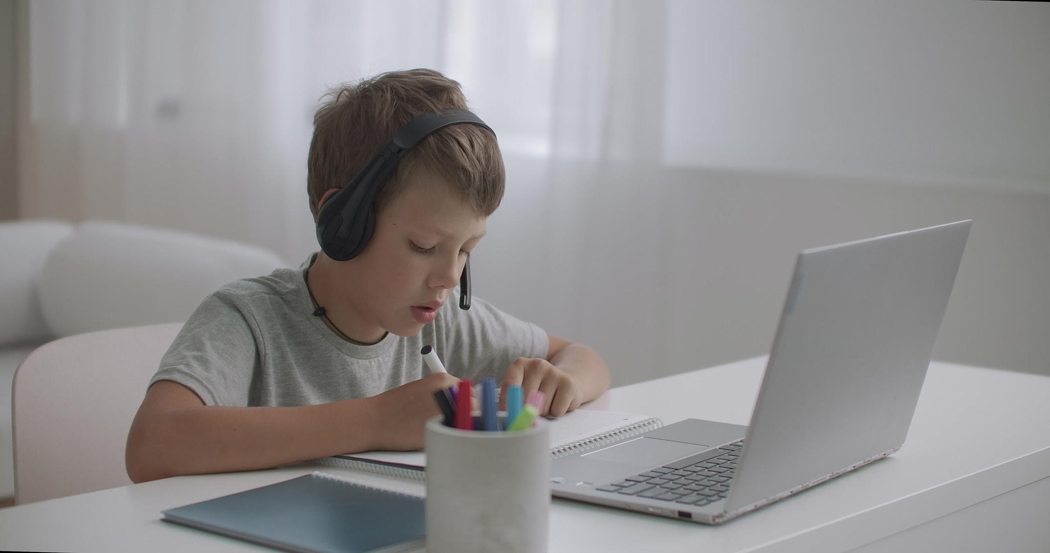 小男孩正在看孩子们在笔记本电脑上播放的教育视频视频的预览图