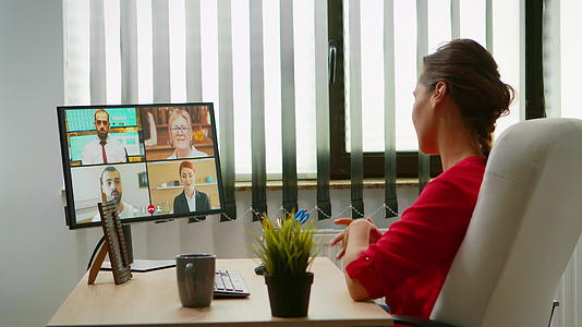 女性在网络摄像头上与同事交谈视频的预览图