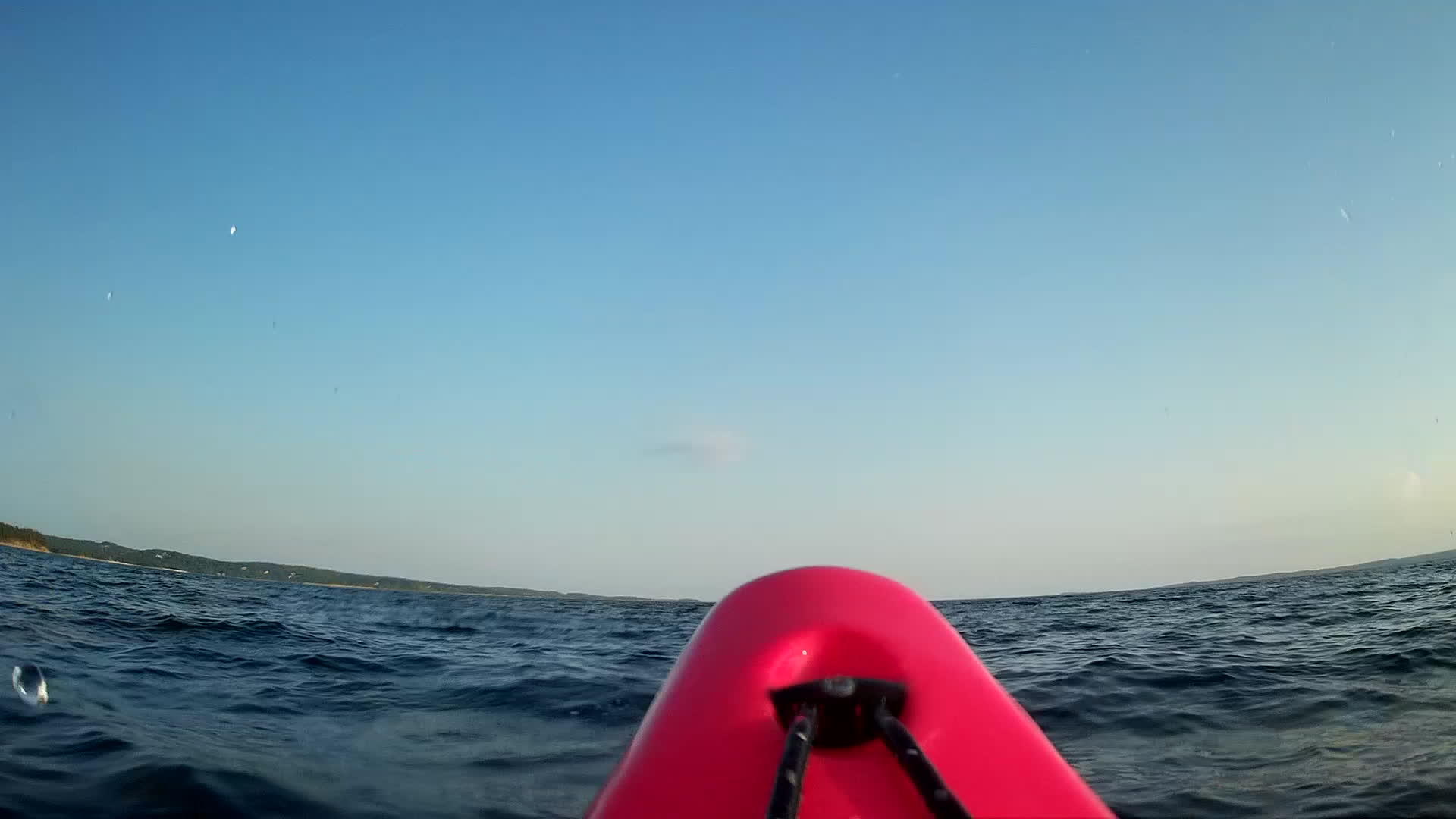 在海洋中喷洒的皮艇视频的预览图