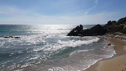 海中岩石海岸破浪视频的预览图