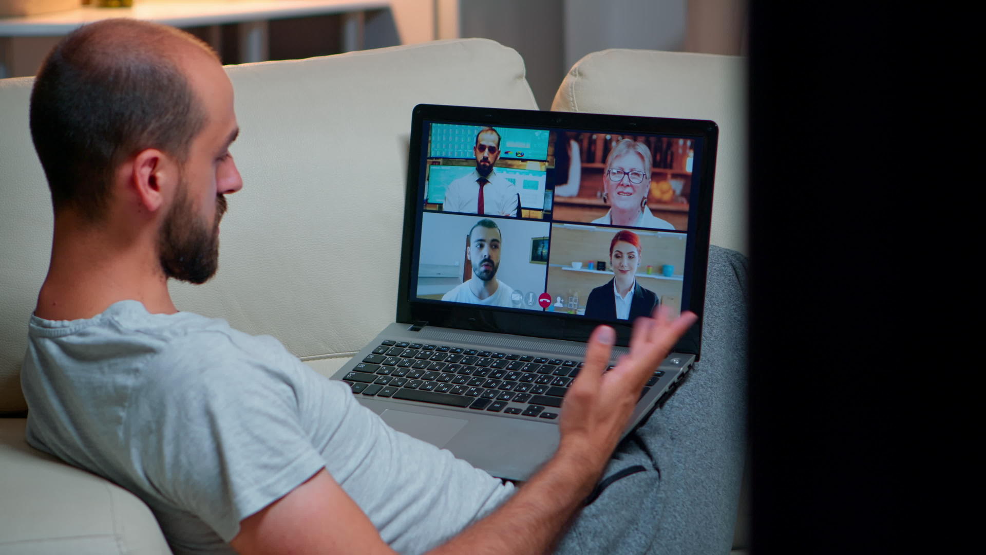 一个穿着睡衣和队友在网上交谈的男人的肩部视线视频的预览图