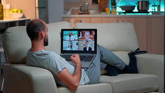 在网上商务会议期间男性可以在沙发上舒适地休息视频的预览图