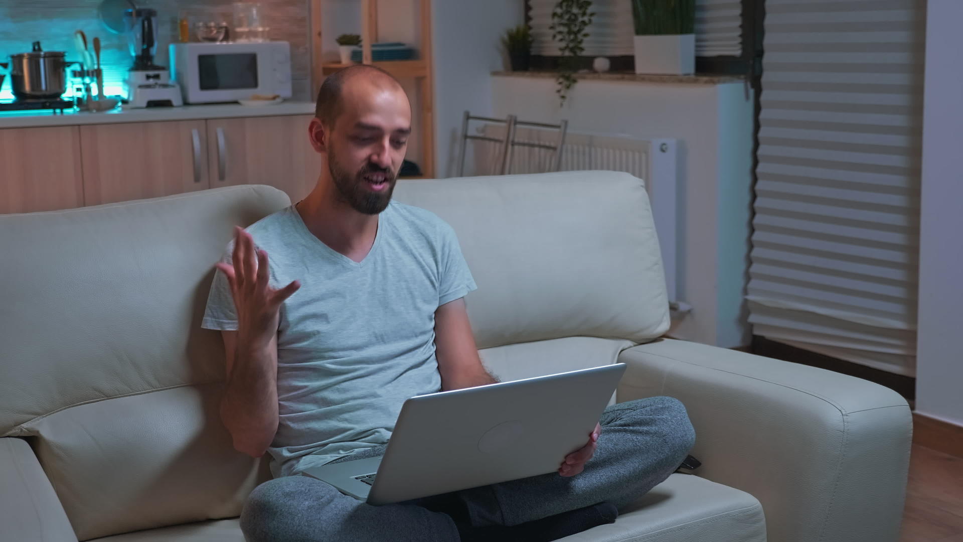 在商业视频通话中从事膝盖计算机工作的重点男性视频的预览图