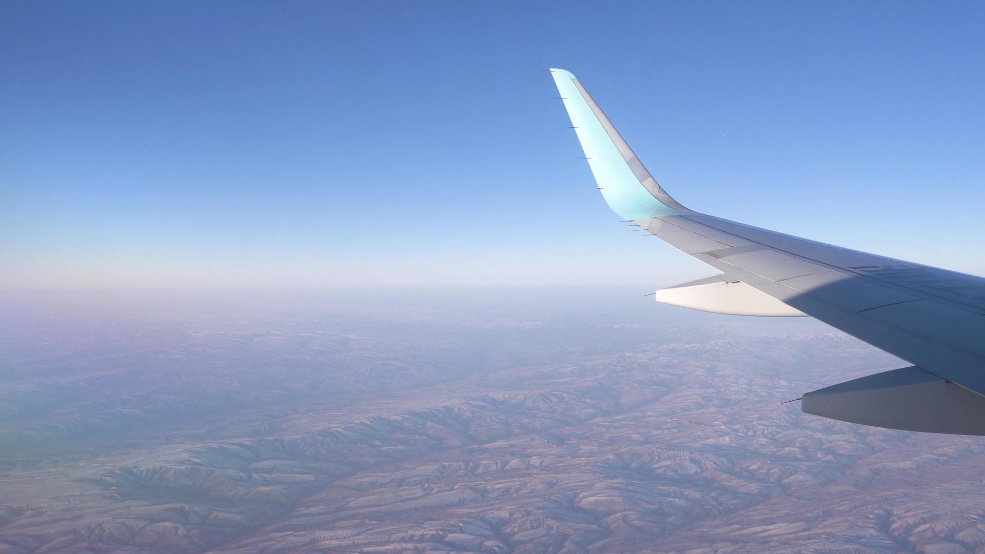 飞机机舱内拍摄机翼视频的预览图