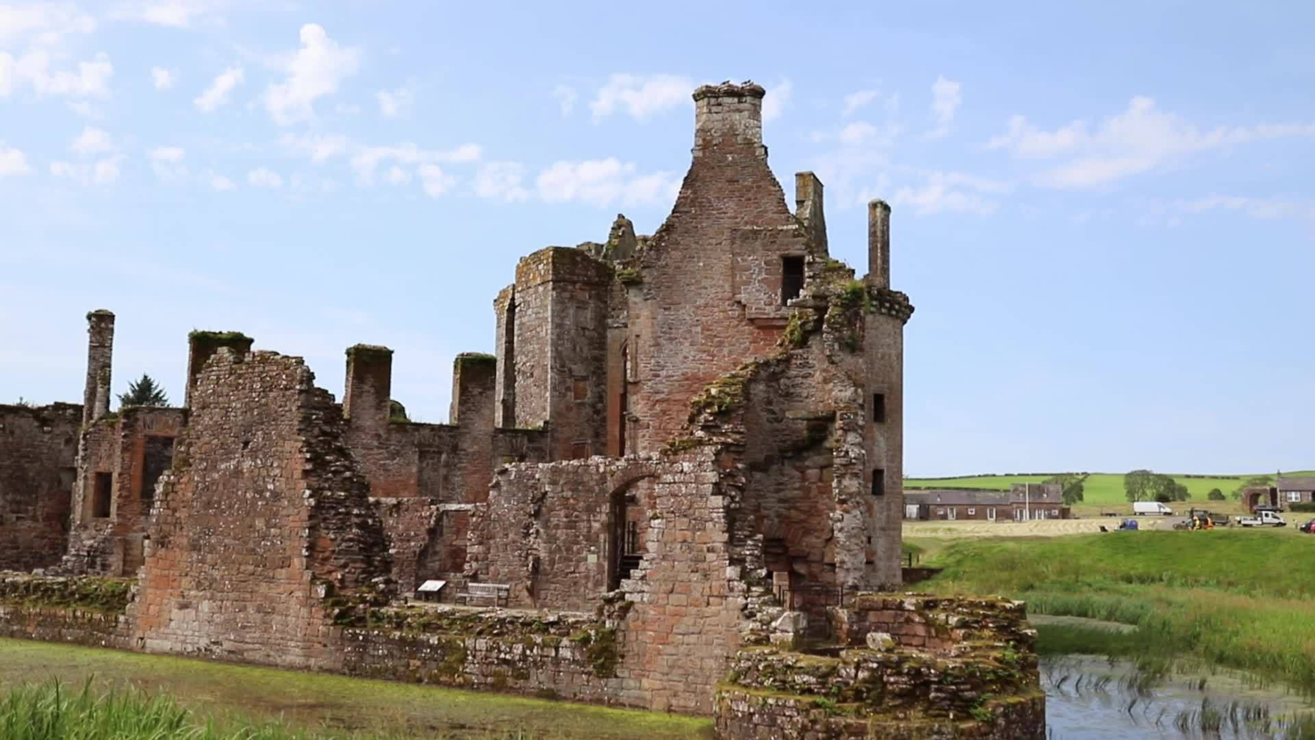 古欧洲堡垒的古代废墟被自然环绕视频的预览图