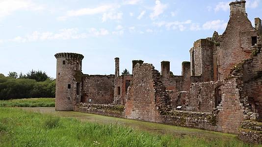 古代苏格兰堡垒的废墟被自然包围视频的预览图