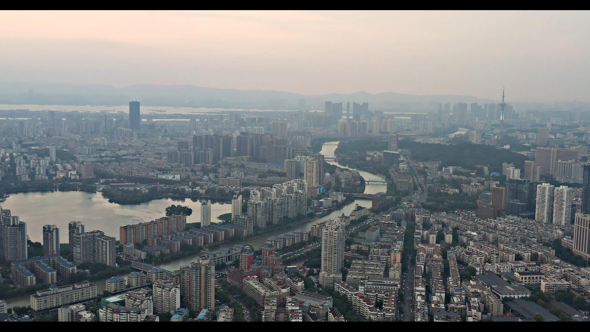 南京城市黄昏日落建筑群车流航拍4K视频的预览图