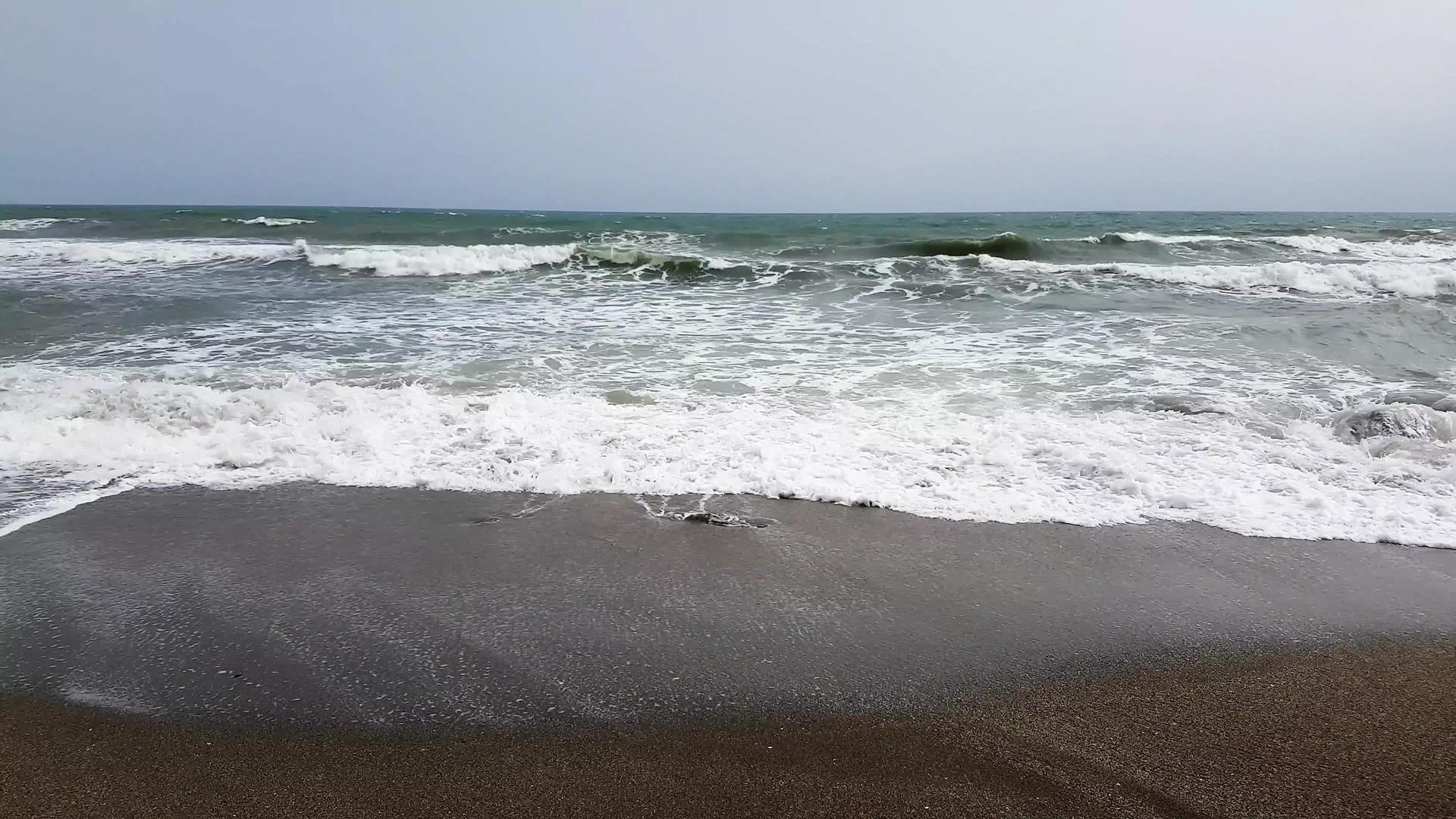 在沙滩上狂风冲浪视频的预览图