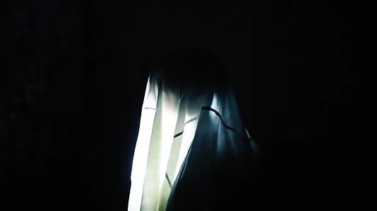 晚上在巫师和巫师出没的地方人耳的白色斗篷覆盖了全身的超自然视频的预览图