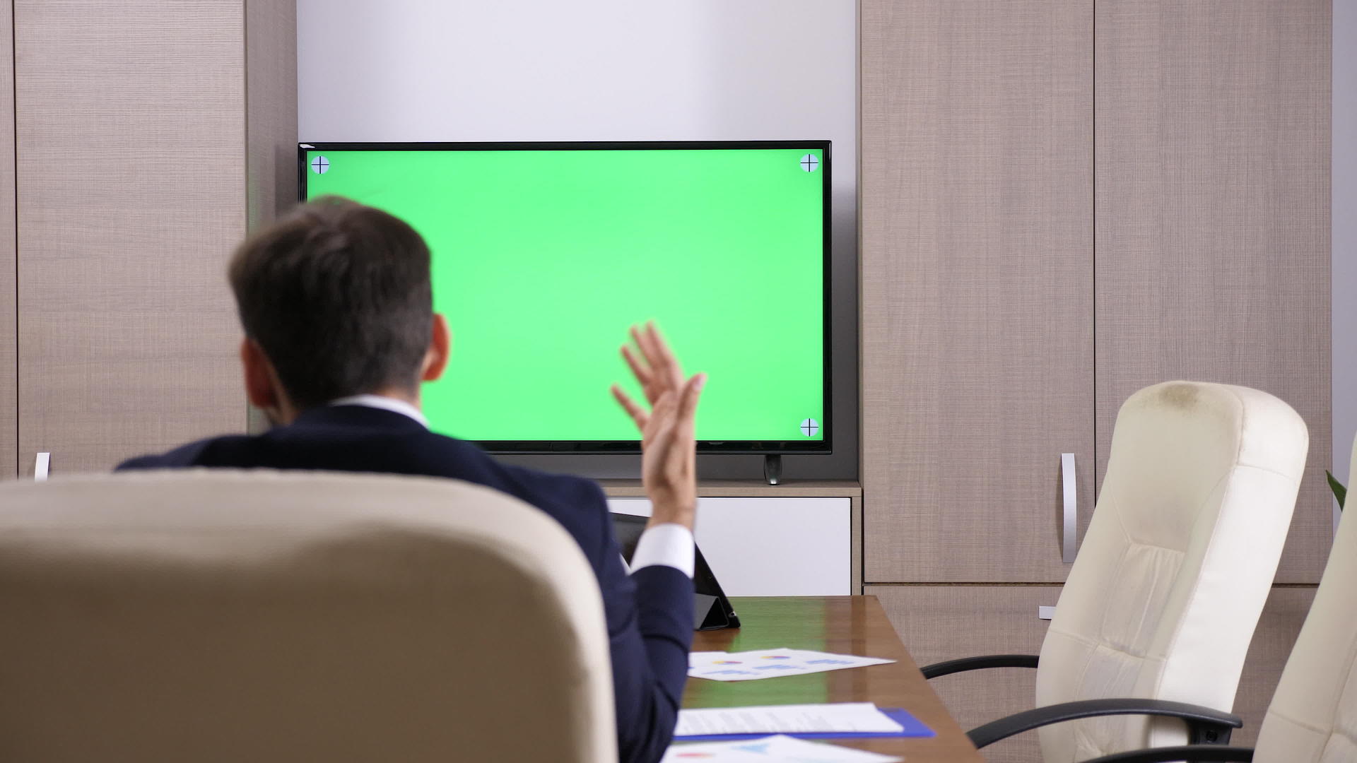 与绿色屏幕tv商人头部背面交谈视频的预览图