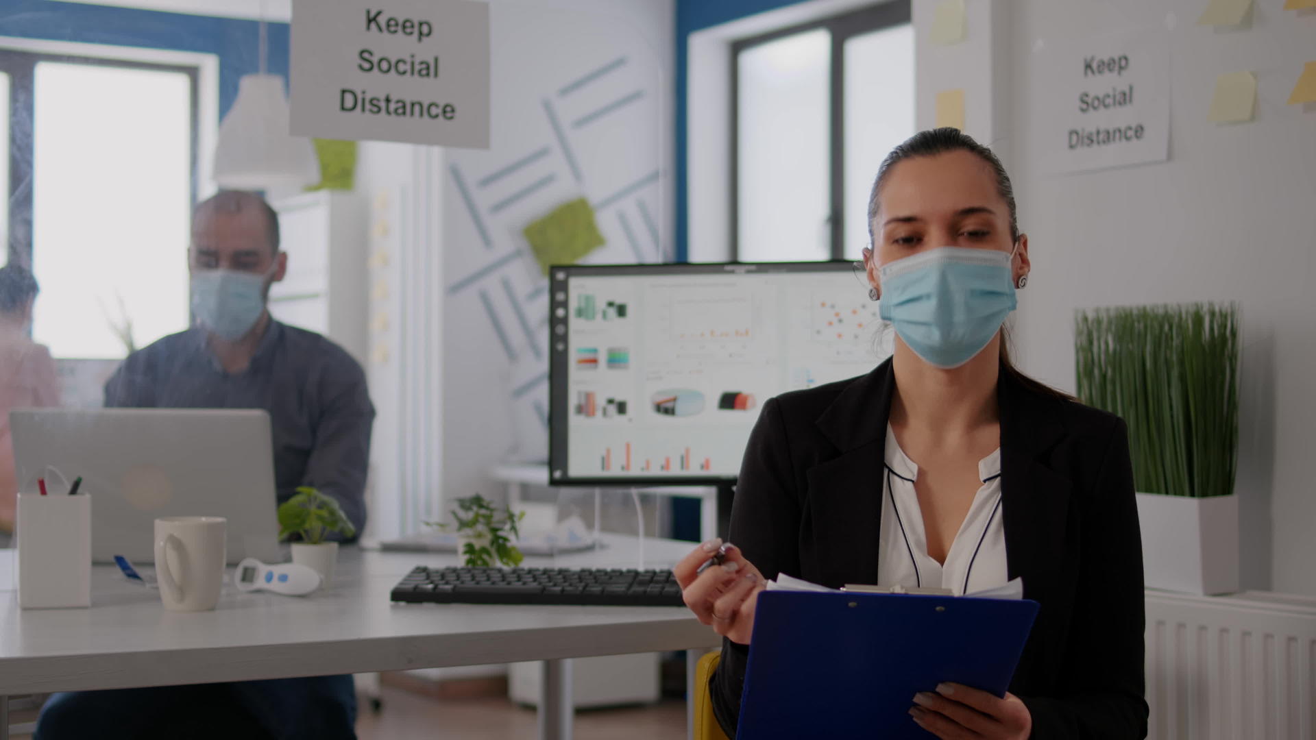 在通信项目中工作的带有医用面罩的商业女性的第一视角商业女性视频的预览图