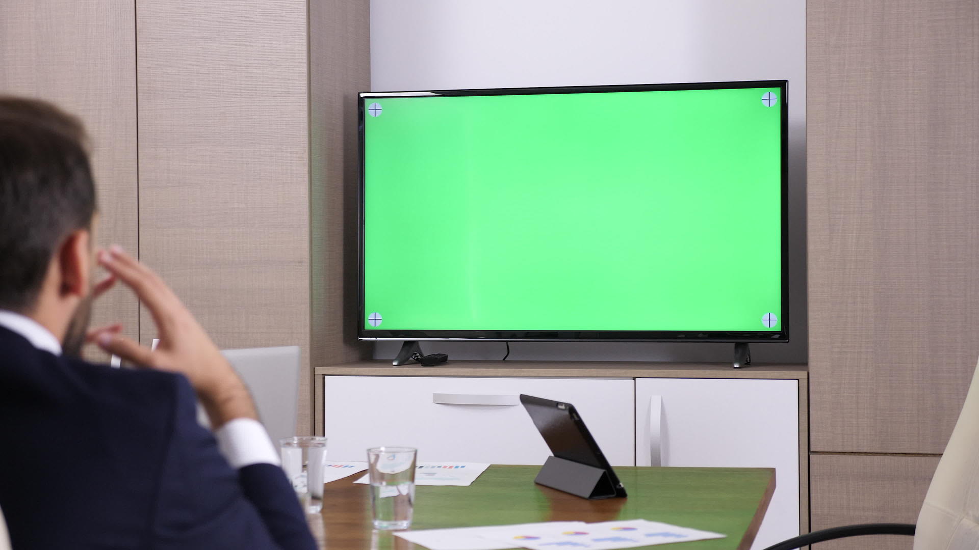 会议室商人与绿色屏幕电视交谈Tv视频的预览图