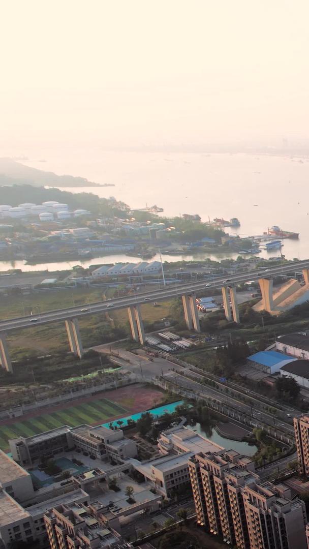南京四桥航拍江边化工厂油罐区视频的预览图