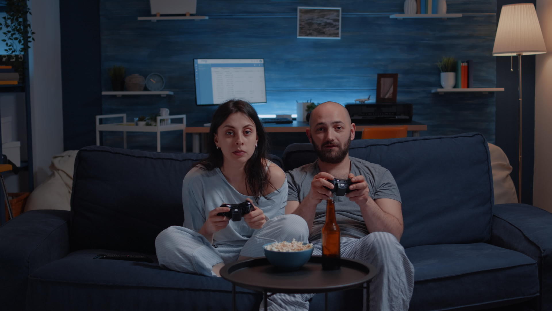 专注的情侣在深夜玩游戏视频的预览图