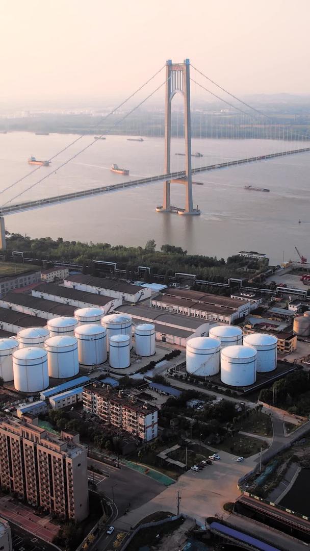 南京四桥航拍江边化工厂油罐区视频的预览图