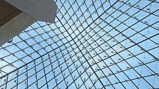 玻璃金字塔的天花板金字塔在法国Louvre博物馆视频的预览图