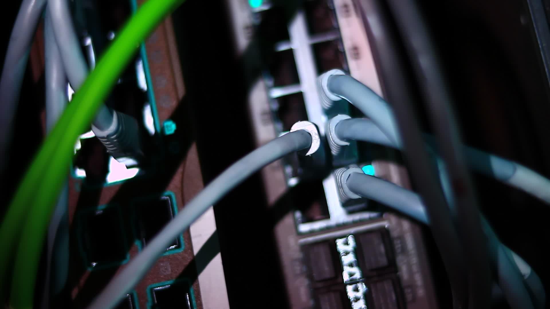 工作Ethernet机架聚焦的路由器视频的预览图