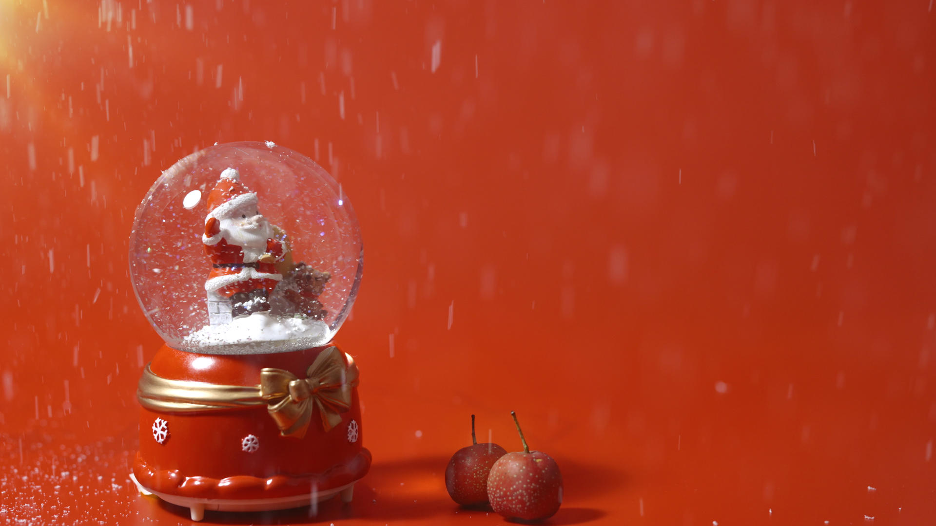 4K圣诞老人水晶球山楂下雪视频的预览图