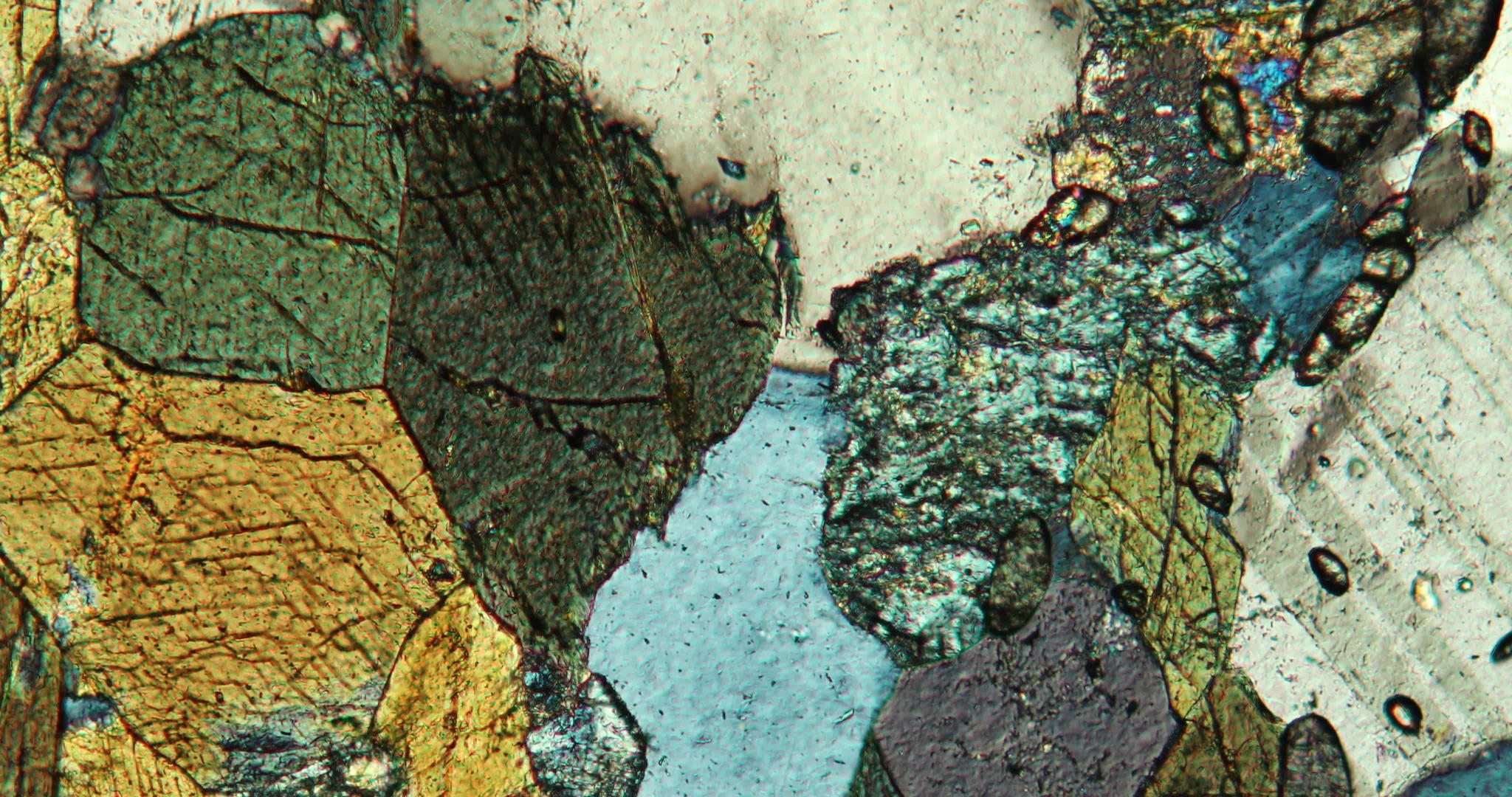 显微镜下的闪石岩块视频的预览图