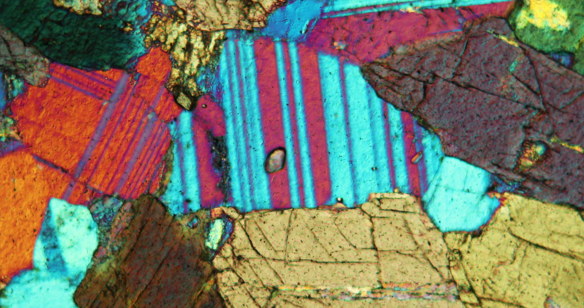 显微镜下的闪石岩块视频的预览图