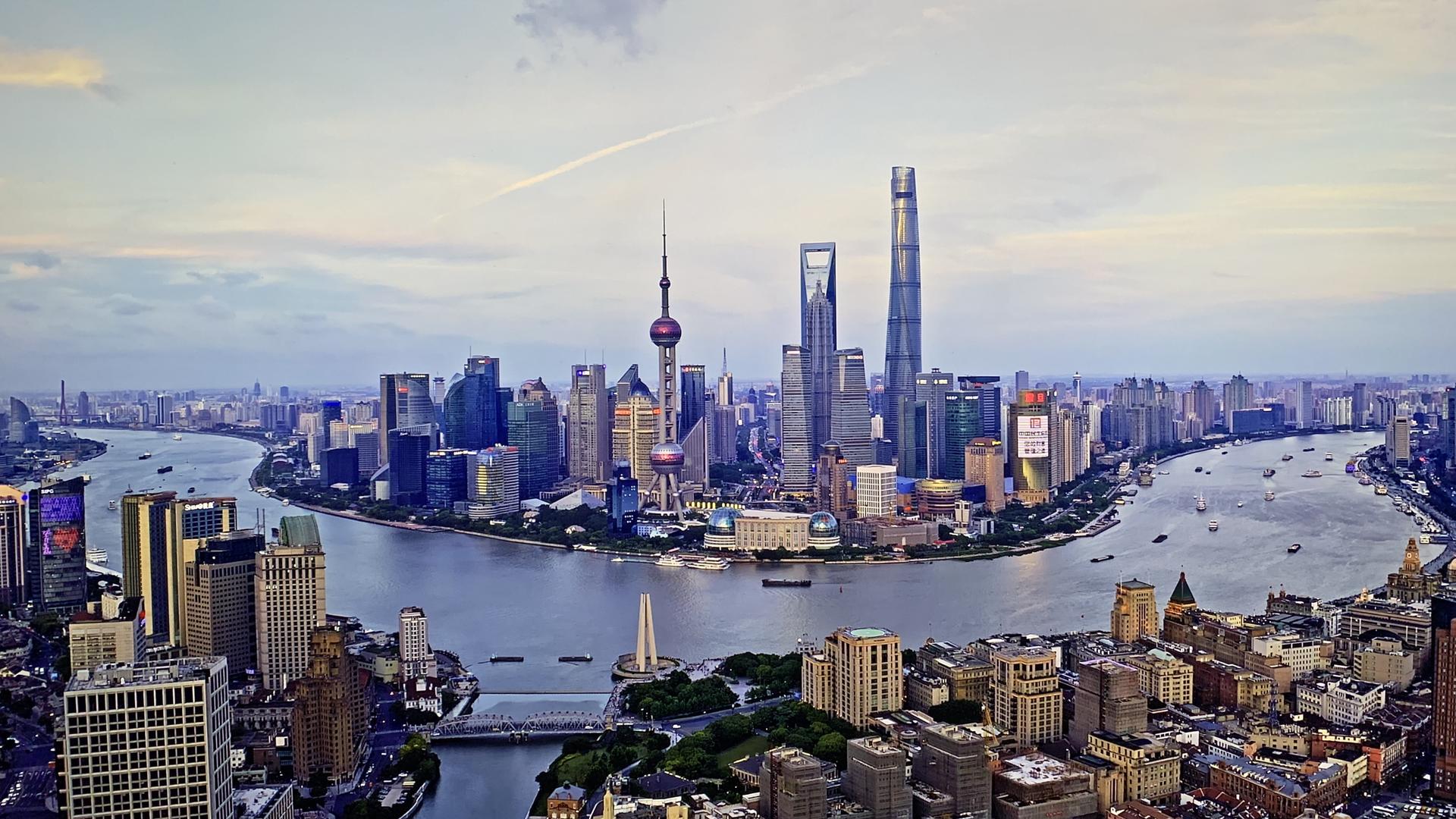 上海黄浦江陆家嘴4K夜景航拍视频的预览图