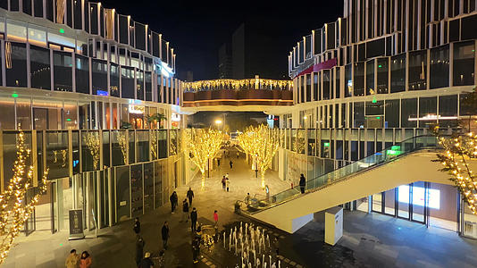 城市夜景商业中心广场步行街购物逛街人群街景4k素材视频的预览图