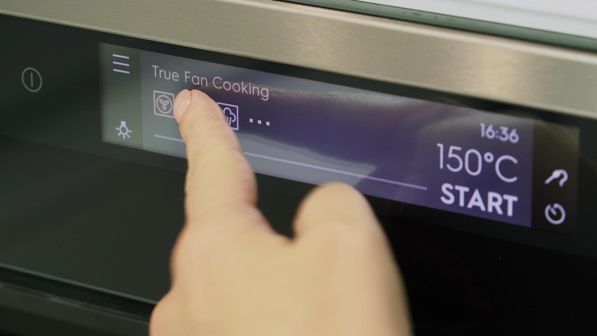 现代烤箱电子板的闭合视频的预览图