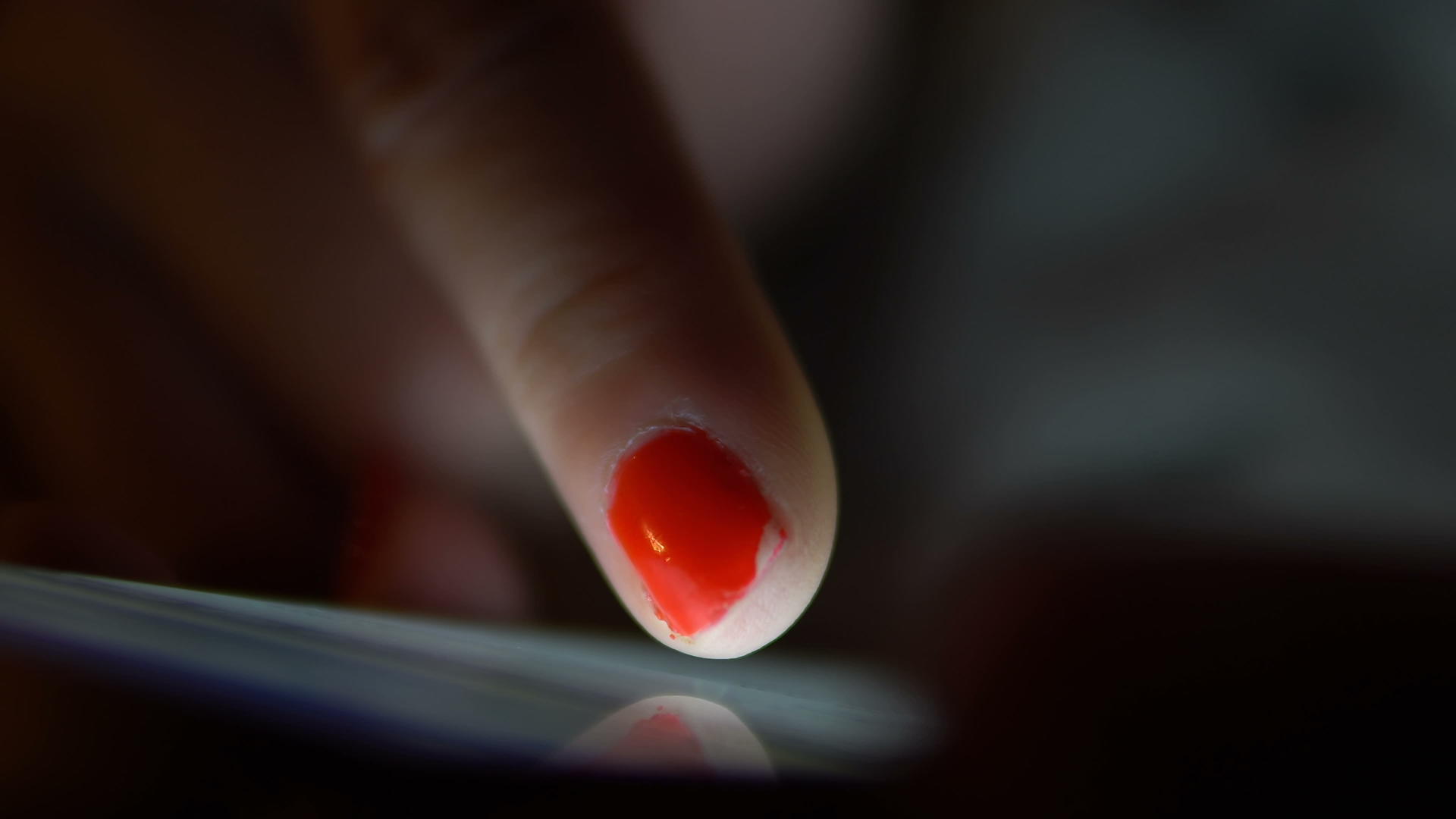 女性用手指浏览现代智能手机触摸屏显示器上的电话视频的预览图
