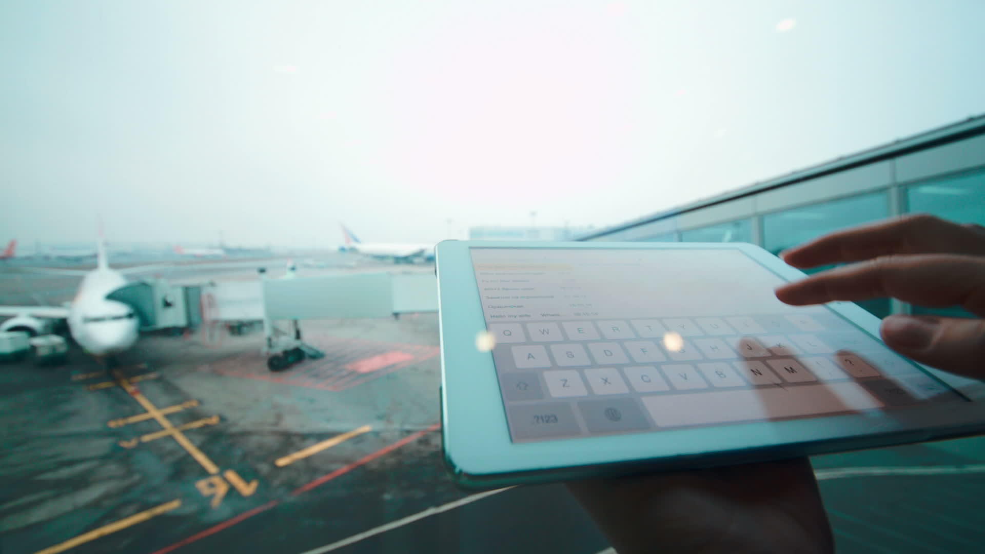 在机场窗口使用平板电脑视频的预览图