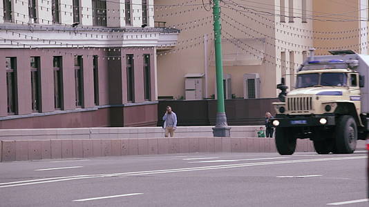 在莫斯科骑自行车的警察卡车和汽车视频的预览图