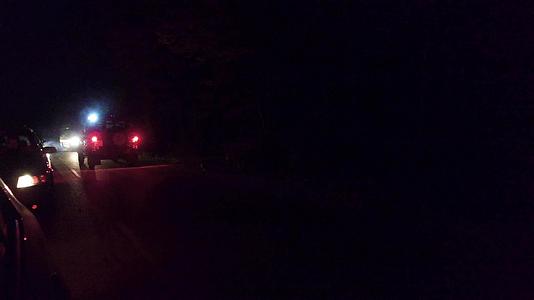 在黑暗的夜晚在高速公路事故中提供花粉汽车援助警告灯视频的预览图