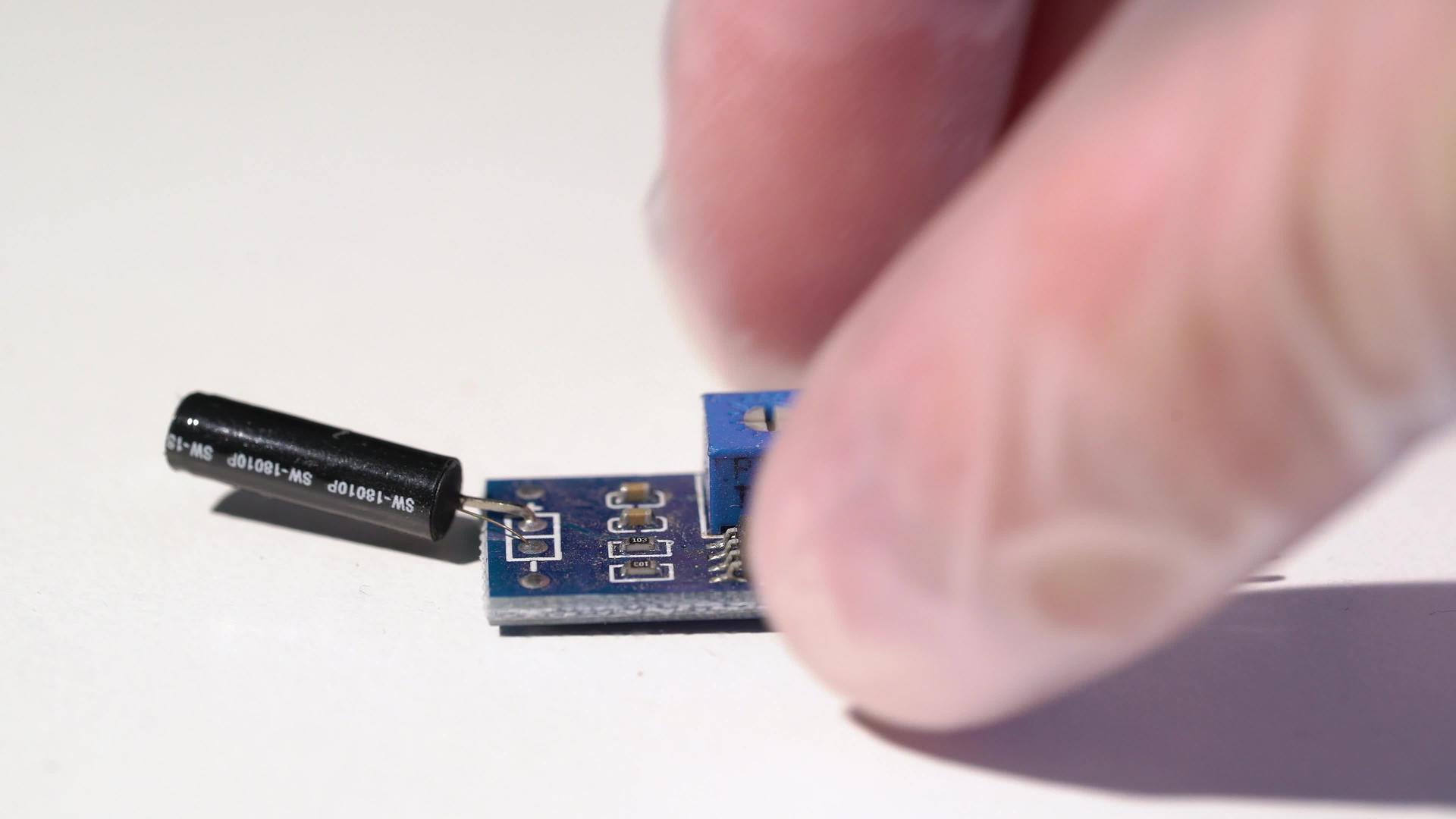 电子工程Arduinodiy振动传感器模块视频的预览图