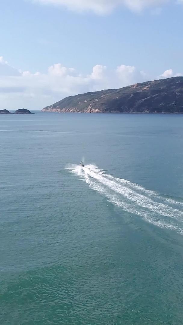 海洋中的摩托艇视频的预览图