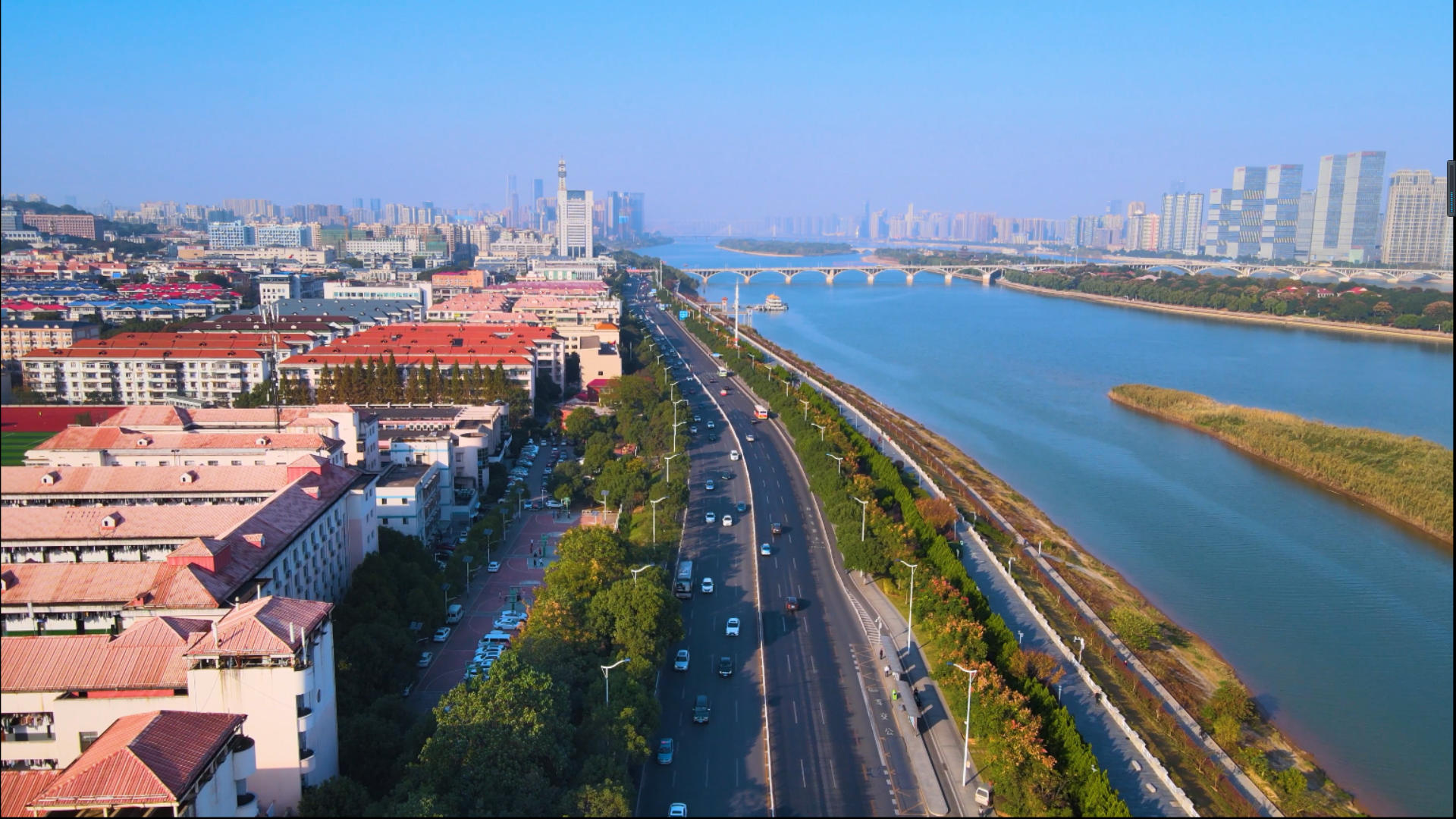 长沙湘江边的潇湘中路车流交通城市的滨江公路4k视频的预览图