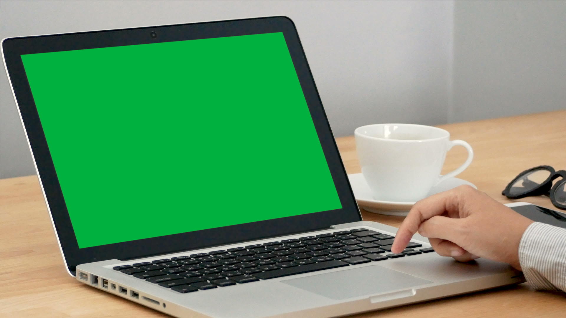 4K特写女性使用笔记本电脑滑动手指、键盘和触摸板视频的预览图