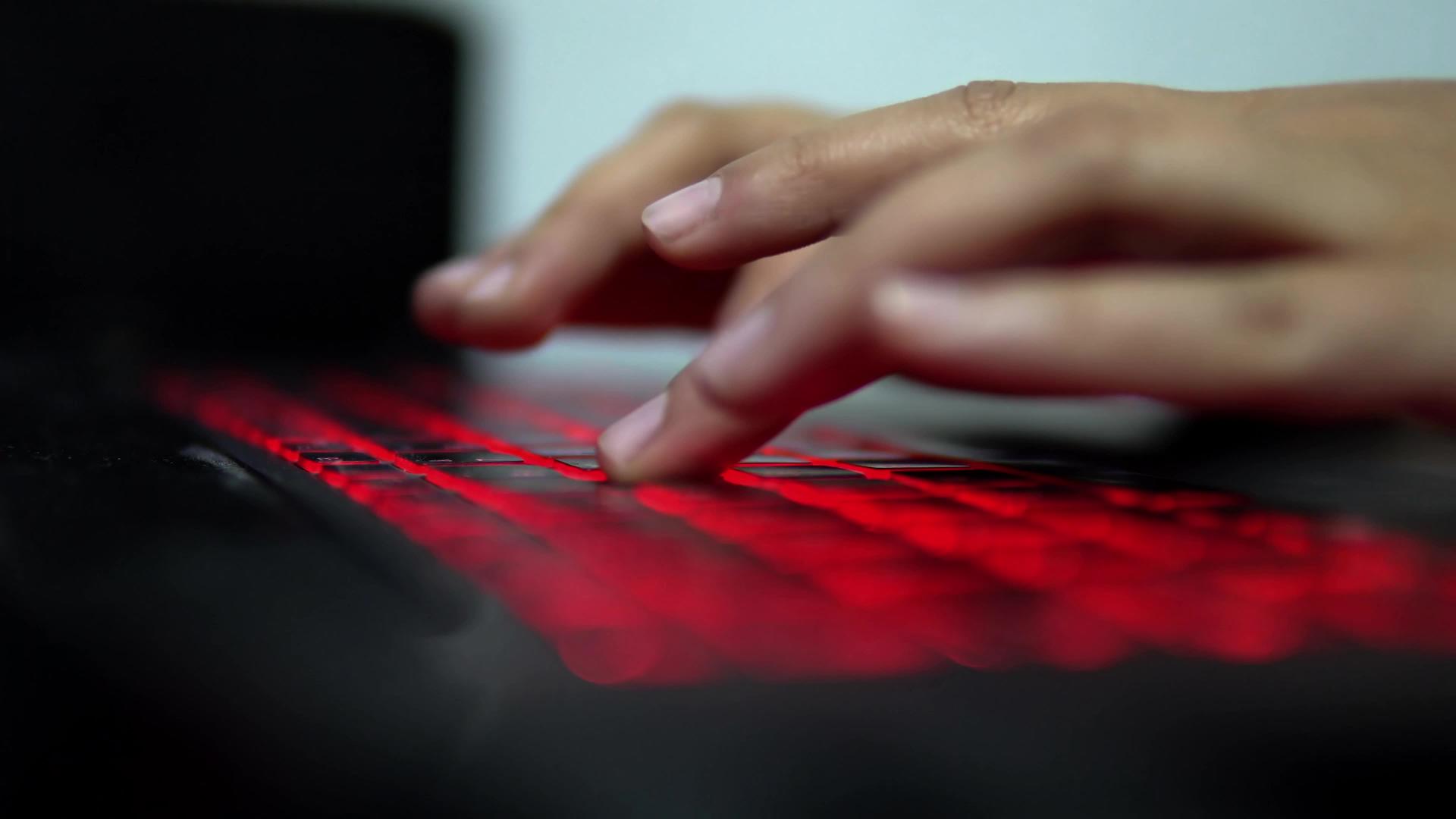 手指录音红灯键盘笔记本电脑技术创业成功程序员视频的预览图
