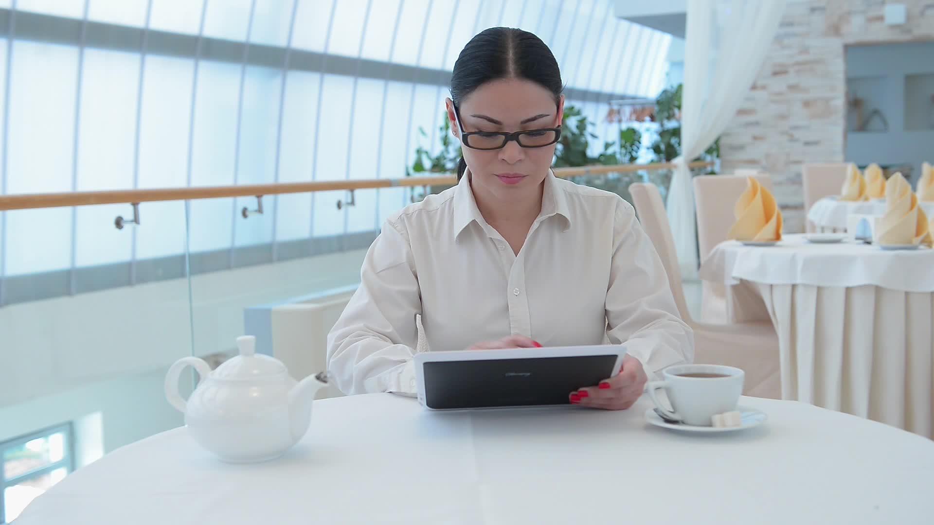 工作的商业女性视频的预览图