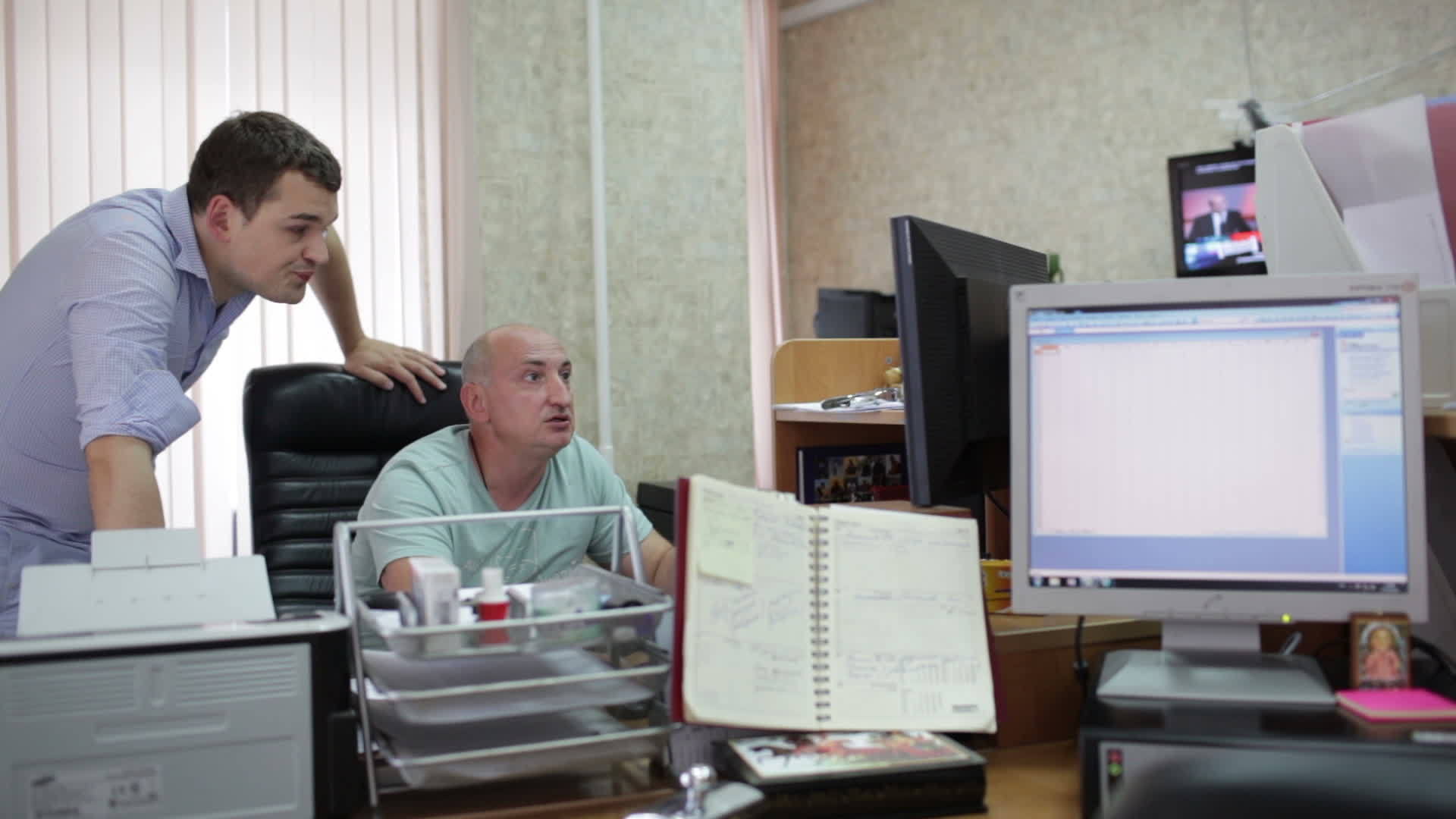 两个男人在办公室工作视频的预览图